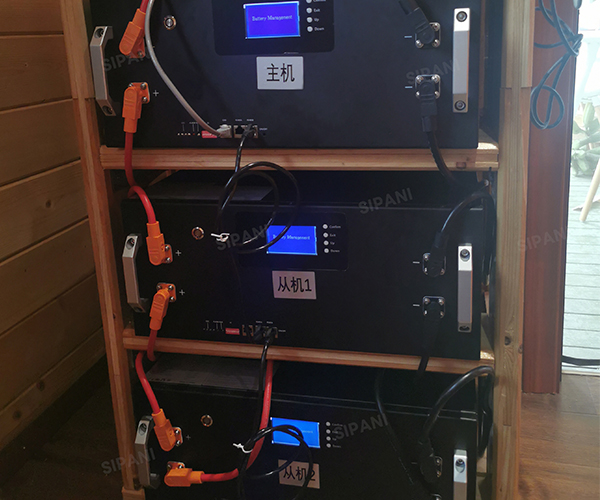 O papel principal das baterias montadas em rack e na parede em racks de servidores