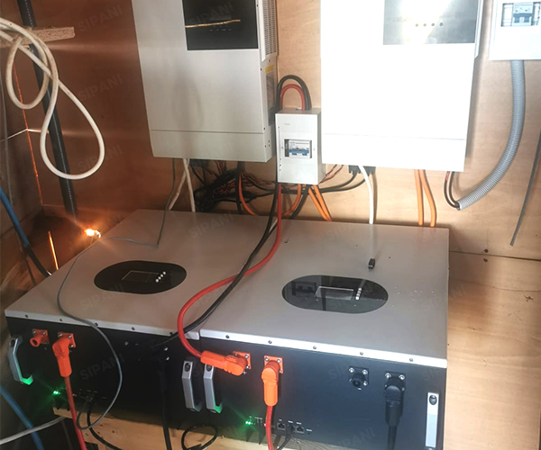 Inversores 5KW em paralelo e uso de duas baterias de armazenamento de energia 51,2V 150AH