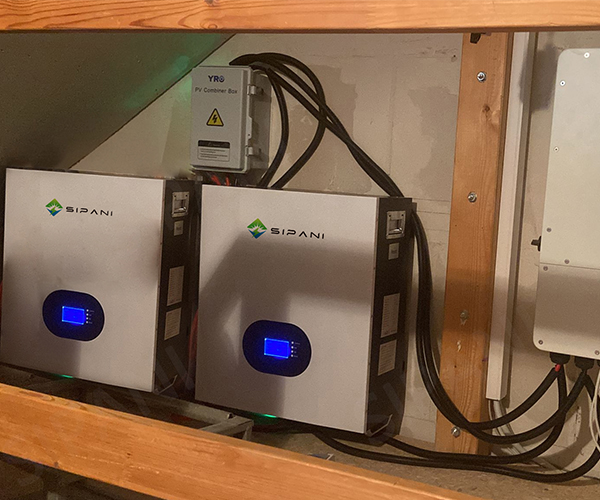 Cliente alemão instala com sucesso duas baterias de parede de 10 kWh e um inversor trifásico trifásico DeYe de 10 kW para fornecer energia para sua família