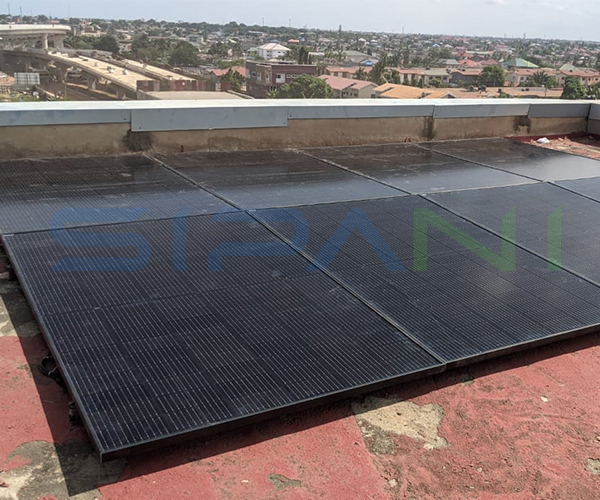 Sistema de energia solar na África com bateria Powerwall de 10kWh, inversor de 5kW e painéis solares de 3200W