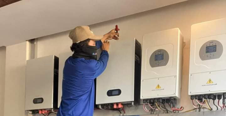 bateria de l&iacute;tio montada na parede